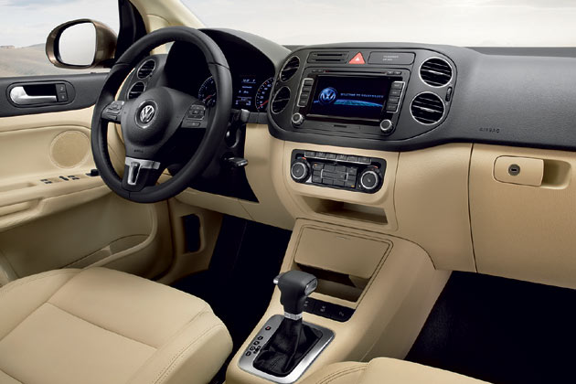 Im Interieur bleibt es bei der bulligen Mittelkonsole mit den vier runden Luftduschen. Kein Fortschritt ist die neue Klimabedieneinheit