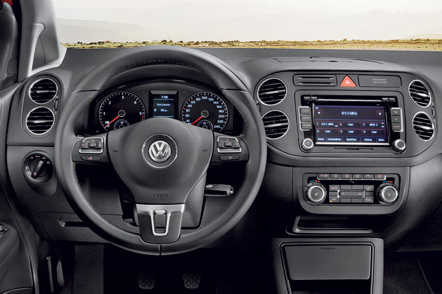 Außerdem hat VW die Lenkräder und das Kombiinstrument auf den aktuellen Marken-Look gebracht. Die Überarbeitung fällt aber insgesamt sehr viel zurückhaltender aus als beim »normalen« Golf