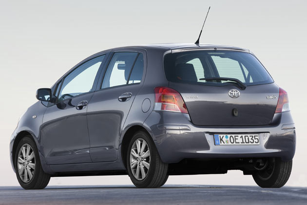 Am Heck gibt es ebenfalls eine neue Schrze mit Schutzleisten und Rckleuchten mit neuem Innenleben – teilweise sogar in LED-Technik. Wischergeometrie und Heckklappengriff hat Toyota nicht modernisiert