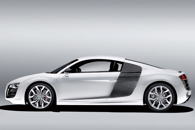 Der Sportwagen gibt sich gegenber dem V8 an weiter ausgestellten sideblades und breiteren Schwellern zu erkennen