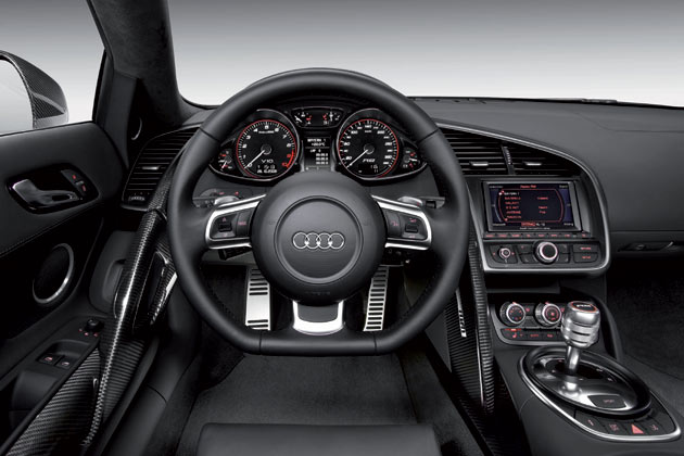 Sportlich, tief, eng – und nur mig ausgestattet: Blick ins R8-Interieur
