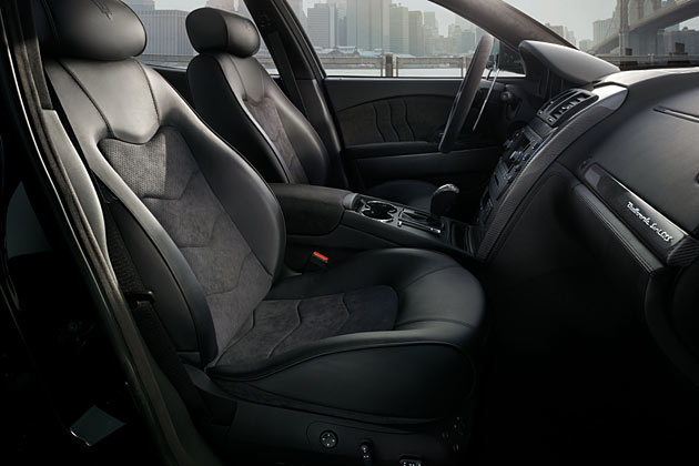 Im Innenraum gibt es Gestühl mit perforiertem Leder-Alcantara-Bezug und titanfarbene Dekorleisten