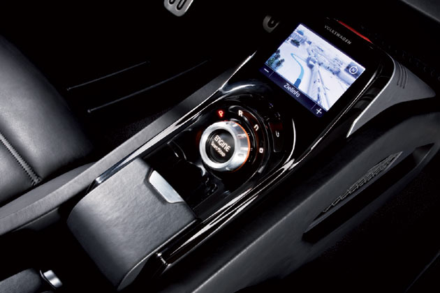 ... Touchscreen und das Whlrad fr das Doppelkupplungsgetriebe mit Start-Stopp-Knopf Platz. Manuell geschaltet wird ber Lenkradpaddels