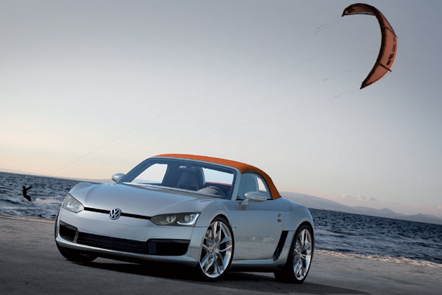 Es handelt sich um einen knapp vier Meter langen Mittelmotor-Roadster mit Stoffverdeck