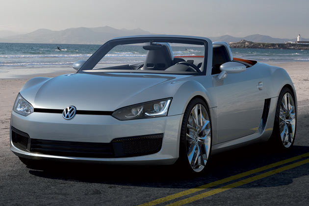 Das Design gibt sich schnrkellos und weitgehend unaufdringlich. Horizontal betonte Front wie bei Golf oder Scirocco, hier mit separaten LED-Blinkern in der Frontschrze