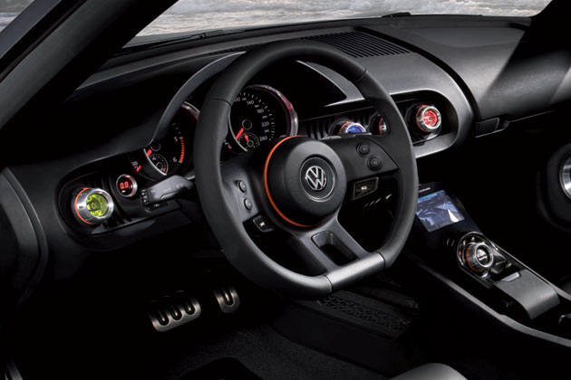 ... aus Golf und Passat bekannten 2+2-Instrumentierung. Auf dem (imaginren) Getriebetunnel finden der »