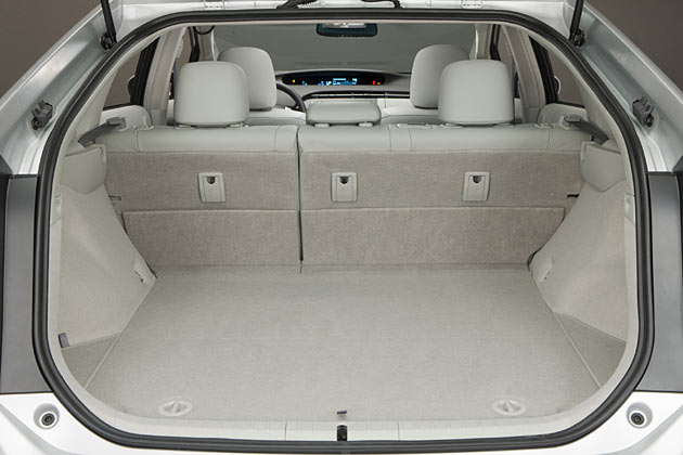 Dank verkleinerter Akkus wird der Kofferraum grer. Nach dem Umlegen der Fondistze ergibt sich aber keine ebene Flche