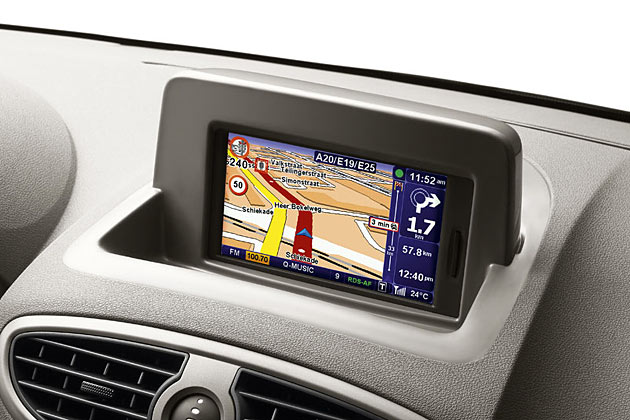 ... mit feststehendem 5,8-Zoll-Display ab. Die Technik stammt von TomTom, so dass auch eine Aktualisierung via SD-Karte (rechts) ber das Internet mglich ist