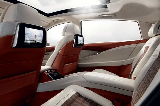 Das Interieur der Studie ist noch etwas berzeichnet. Das Panorama-Glasdach sorgt fr Licht. Statt der Einzelsitze wird es auch eine konventionelle Rckbank geben