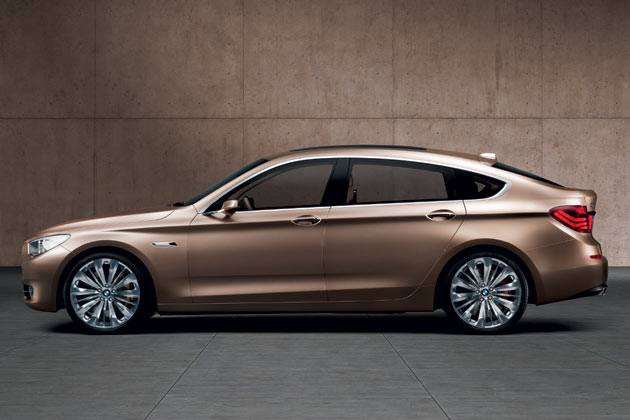 Der 5er GT ist nahezu fnf Meter lang, der Radstand liegt mit 3,07 Metern auf 7er-Niveau. Mit Spiegeln ist das Auto ber 2,20 Meter breit