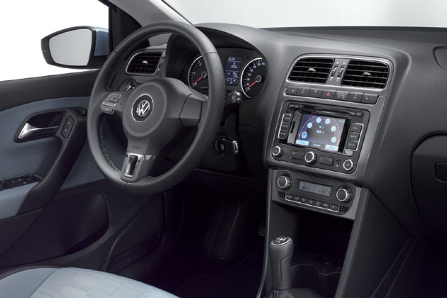 Das Interieur entspricht abgesehen von Kleinigkeiten wie dem Knopf f�r das Start-Stopp-System dem regul�ren Modell. Wo VW weitere Tasten etwa f�r die Parksensoren unterbringen will, bleibt abzuwarten