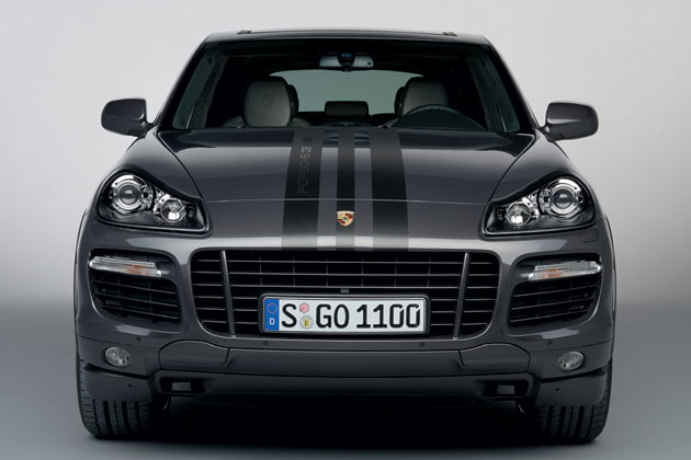 Kennzeichen sind die Streifenbeklebung mit Schriftzug auf den Tren und der Motorhaube sowie die obligatorische Lackierung in »lavagrau«. Im brigen gibt es wie bei allen GTS die Optik des Cayenne Turbo