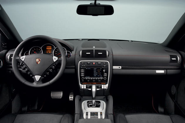 Innenraum mit farbigen Ziernhten, Carbon-Dekorleisten, Alcantara-Himmel und aufgepolstertem Multifunktionslenkrad