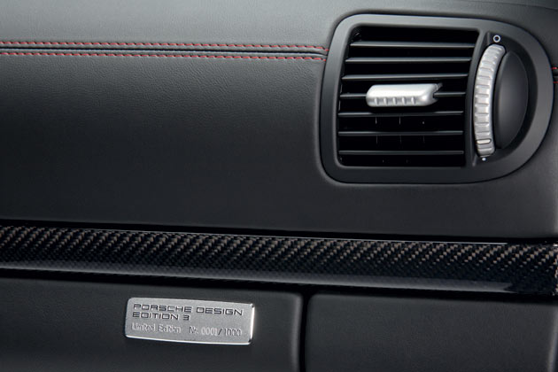 Plakette mit laufender Nummer auf dem Armaturenbrett. Die Lftungsdsen sind auch lackiert (Aufpreis rund 1.300 Euro) oder lederbezogen (1.490 Euro) erhltlich