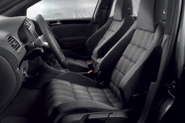 Blick ins Interieur: Sportsitze mit teilintegrierten Kopfst�tzen sind Standard. Der Verzicht auf die rote GTI-Musterung und die roten Ziern�hte ist nicht tragisch