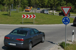 Panorama: Autofahrerin fhrt 50 Runden Kreisverkehr am Stck