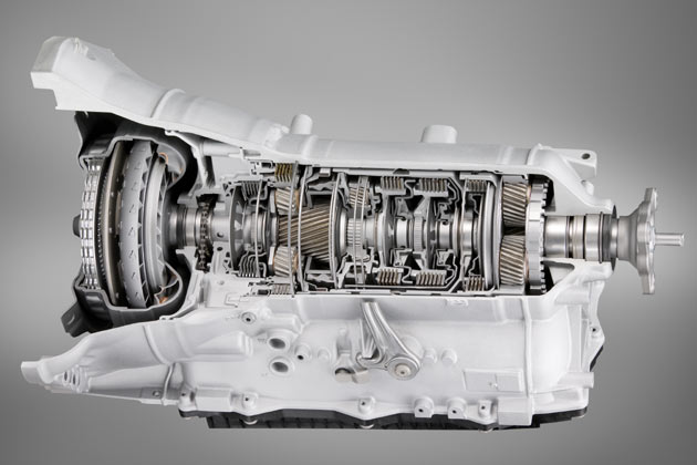 Erstmals erfolgt die Kraftbertragung mittels einer zusammen mit ZF entwickelten Achtgang-Automatik, die spter auch in anderen BMWs zum Einsatz kommen wird
