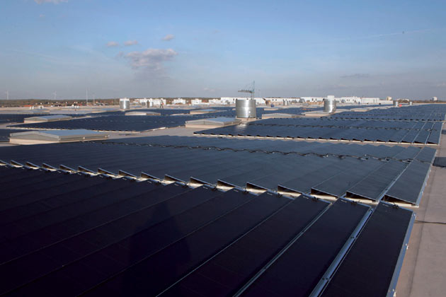 Auf einer Fläche von 4,1 Hektar erzeugen 21.400 Solarmodule rund 3,3 Megawatt Strom. Im Bild konventionelle Glasmodule auf der Halle 55