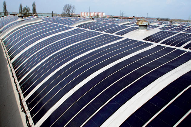 Außerdem werden bei der Anlage auch besonders leichte Folienmodule eingesetzt, deren flexible Bauweise die Belegung der teils runden Werksdächer ermöglicht