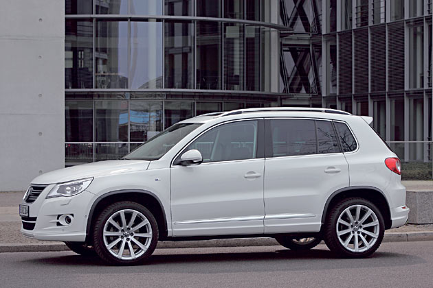 Dazu kommen schwarze Radhausverbreiterungen, ein grerer Heckspoiler, in Wagenfarbe lackierte Schweller und Chromeinleger in den Traufsatzteilen