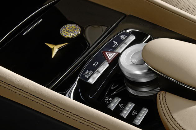 Auf der Mittelkonsole platziert Mercedes die beiden historischen Markenzeichen aus vergoldetem und platiniertem Messing
