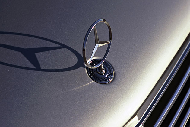 Daraus entstand der Mercedes-Stern in seiner heutigen Form, der – jedenfalls auf den Autos – auch noch den Lorbeerkranz trgt