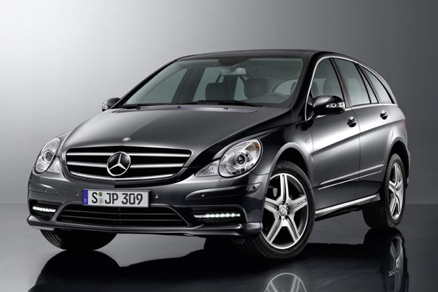 Mercedes bringt ein Sondermodell der R-Klasse auf den Markt. Fr knapp 4.000 Euro Aufpreis umfasst das Paket u.a. blau getntes Glas, Bi-Xenon-Scheinwerfer und vor allem »