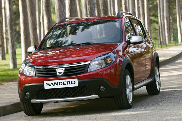 So gibt es eine modifizierte Frontsch�rze mit angedeutetem Unterfahrschutz und eine Dachreling