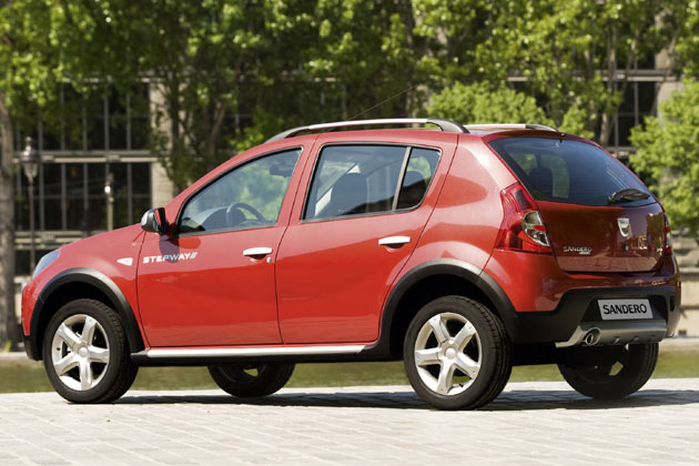 Die Seitenlinie wird bestimmt durch Trittbretter, schwarze Radhausverbreiterungen und den auff�lligen Schriftzug auf den vorderen T�ren. Au�erdem ist der Stepway um zwei Zentimeter h�hergelegt