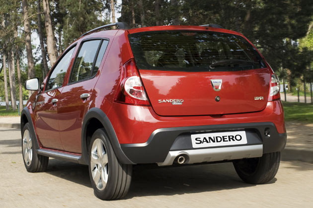 Auch am Heck gibt es eine modifizierte Sto�stange mit (optischem) Unterfahrschutz