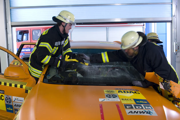 Allgemein mssen die Rettungskrfte beispielhaft ber die Anzahl und Position der Airbags und Gurtstraffer informiert sein