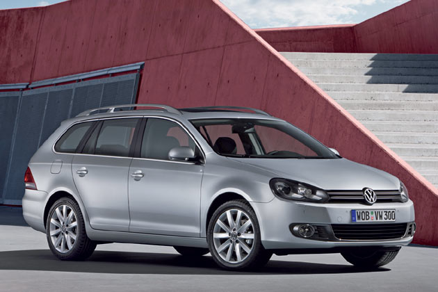 Nur rund zwei Jahre nach dem Start erhlt der Golf Variant ein Facelift. Die betont horizontale Frontpartie entspricht jetzt 1:1 der von Drei- und Fnftrer