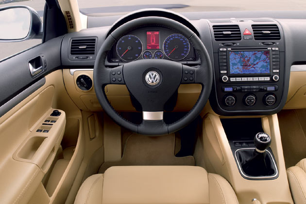 Zum Vergleich der bisherige Look mit vier Rundinstrumenten, rotem Display, bekannter Climatronic und einfacheren Ausstrmgittern