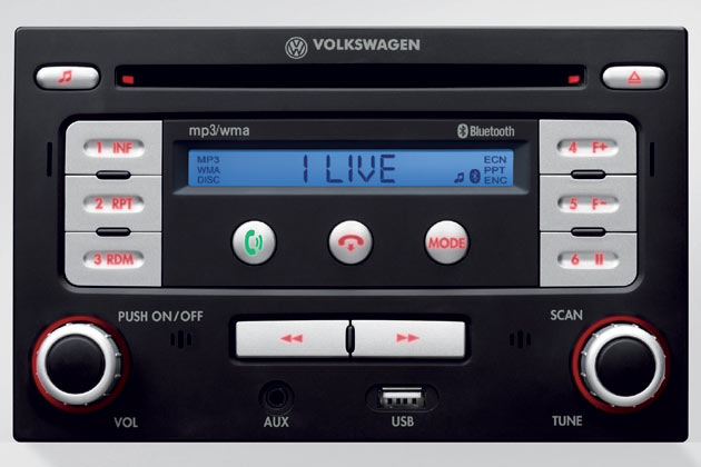 Neu im VW-Zubehrprogramm ist das Radio RMT 100. Es bietet ein CD-Laufwerk, USB- und AUX-IN-Anschluss und vor allem eine integrierte Bluetooth-Freisprechanlage. Preis: 339 Euro
