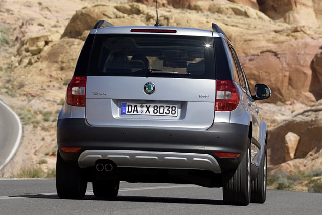 Steiler, zeitloser Heckabschluss mit angedeutetem Unterfahrschutz. Links auf der Klappe steht bei koda neuerdings die Motorbezeichnung ohne Hubraumangabe, etwa TSI 4x4