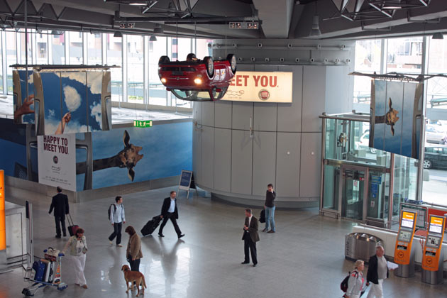 Verdreht die Kpfe: Fiat hat den neuen 500C im Frankfurter Flughafen werbewirksam an die Decke gehngt