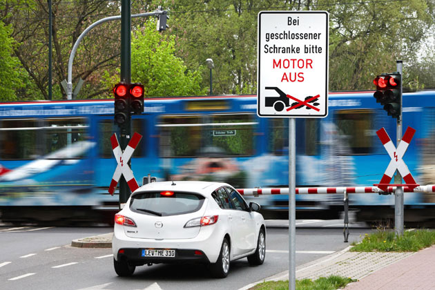 Fototermin in Dsseldorf: Steht das Auto, sollte aus Umweltgrnden auch der Motor stehen – diese Erkenntnis ist nicht neu, setzt sich aber immer mehr durch