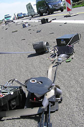 Panorama: Autofahrer zerlegt Radarfalle bei Unfall