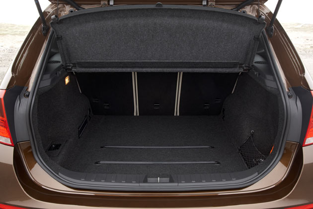 In den Kofferraum passen in der Normalkonfiguration 420 Liter. Die Rückenlehnen der Fondsitzbank lassen sich um bis zu 31 Grad in der Neigung verstellen, was in der aufrechten Position weitere 70 Liter Platz schafft