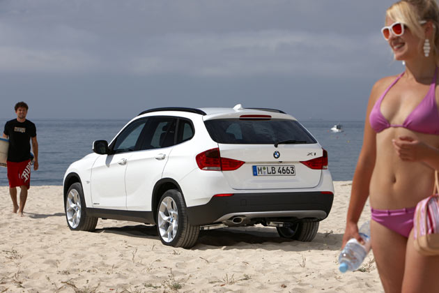 Und so sieht BMW die Wunsch-Zielgruppe für den X1: Jung, sportlich aktiv – und vermögend, müsste jetzt eigentlich folgen. Doch »