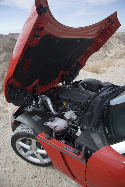 Unter der mchtigen Haube arbeitet ausschlielich ein Zweiliter-Vierzylinder mit Turboaufladung, der auf 264 PS kommt und den Roadster in 5,7 Sekunden auf Tempo 100 schiebt