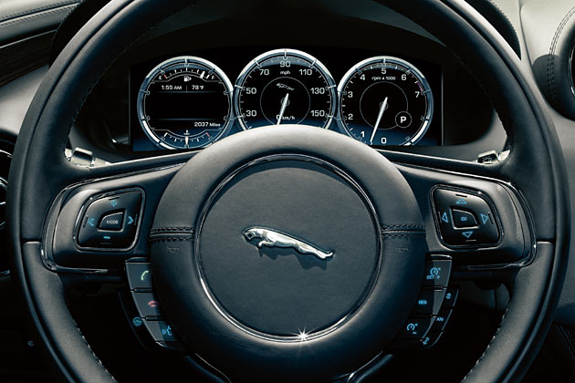 Konventionelles Design via TFT-Technik: Die Instrumente werden auf einem 12-Zoll-Monitor analog und variabel eingeblendet