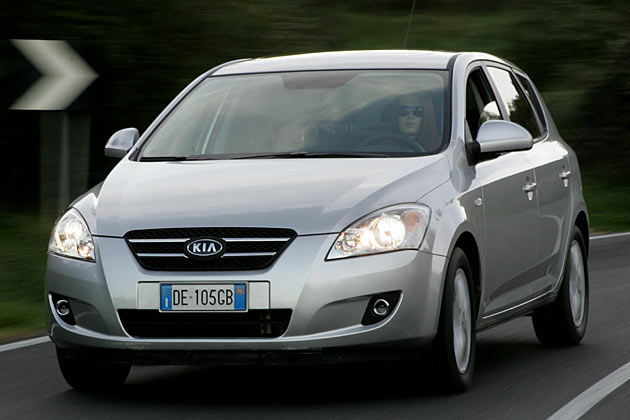 Zum Vergleich das auslaufende Modell mit schmalerem Grill, ohne &raquo;Tränensäcke&laquo; an den Scheinwerfern und freundlicher guckenden &raquo;Mundwinkeln&laquo;