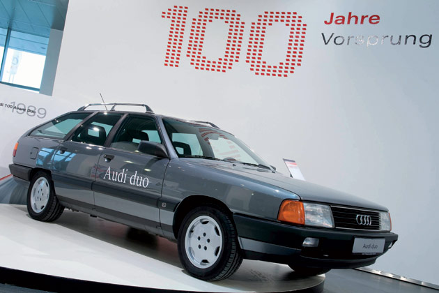 Den gab es seinerzeit – als Studie – sogar mit Hybridantrieb: Der 13-PS-Elektromotor trieb die Hinterrder an, der 2,3-Liter-Fnfzylinder die Vorderachse