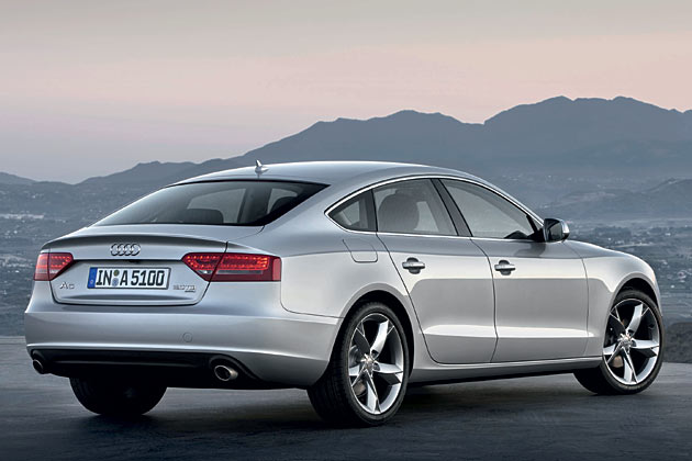 Kennzeichen des Hecks sind eine gebogene Abrisskante und markentypische, geteilte R�ckleuchten. In Verbindung mit Xenon-Scheinwerfern kommt LED-Technik f�r die roten Lichter zum Einsatz (Serie ab 190 PS)