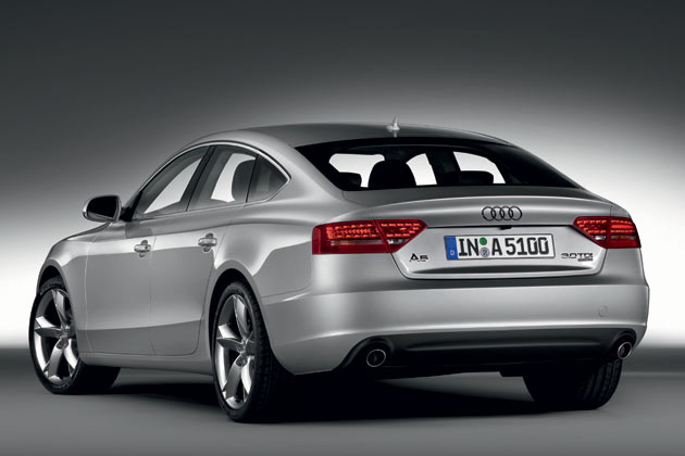 Die dritte Bremsleuchte an der Oberkante der Heckscheibe ist nahezu unsichtbar integriert. Ihr Licht aus 24 LEDs strahlt nicht punktfrmig, sondern homogen