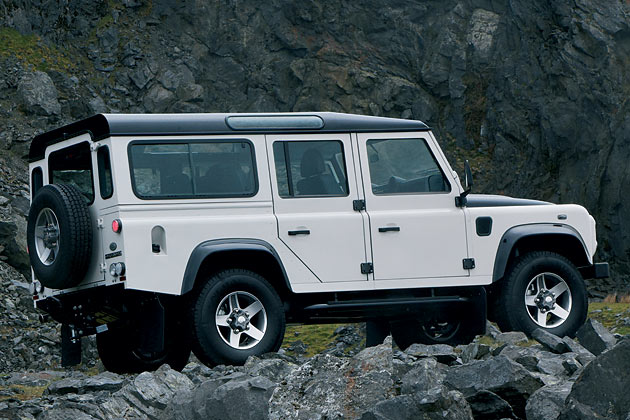 ... der »Ice« wei lackiert. Dach, Haube und Radlufe sind jeweils schwarz gehalten. Dazu gibt es LED-Rckleuchten und »