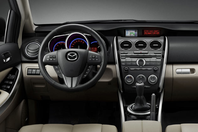 Auch das CX-7-Interieur hat Mazda leicht aufgefrischt. Neu sind insbesondere Lenkrad, Navi-Monitor mit erhhtem Mittelkonsolen-Abschluss und das Schalterdesign, leider nicht die Handbremsbedienung