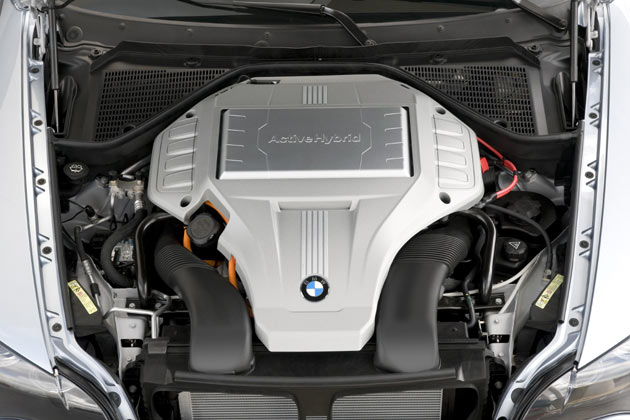 Der Bi-Turbo-Verbrennungsmotor bleibt im Wesentlichen unverändert. Es entfallen der konventionelle Starter ebenso wie die Lichtmaschine und der Riemenantrieb für Klimakompressor und Servo-Hydraulikpumpe