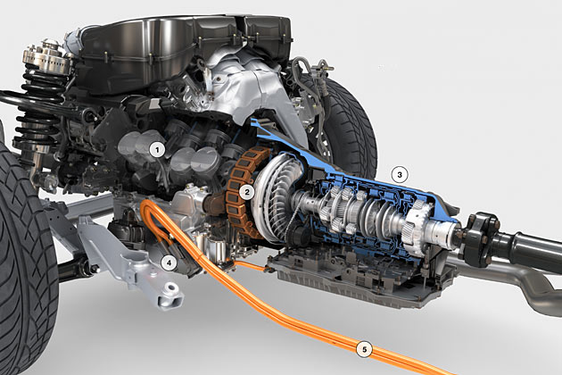 Der Elektromotor [2] sitzt platzsparend zwischen Ottoantrieb [1] und Automatikgetriebe [3]. Die Steuerelektronik [4] befindet sich linksseitig am Unterboden